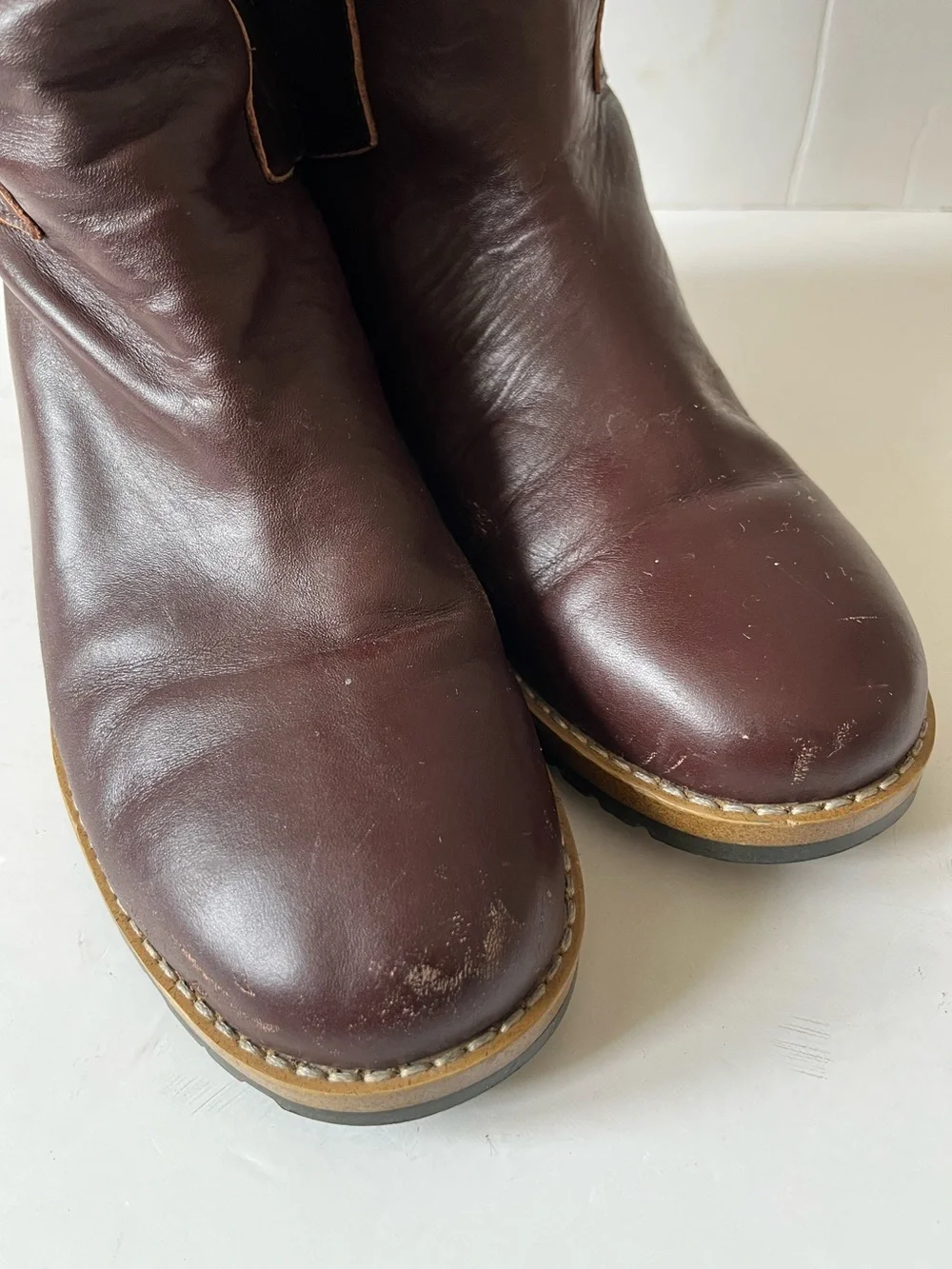 Ugg Classic Tall Brown Leather sheepskin lined shearling winter Boots size 6